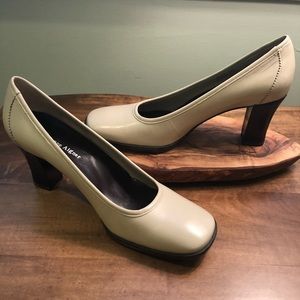 Etienne Aigner leather upper BLOOM heal.  Size 6.